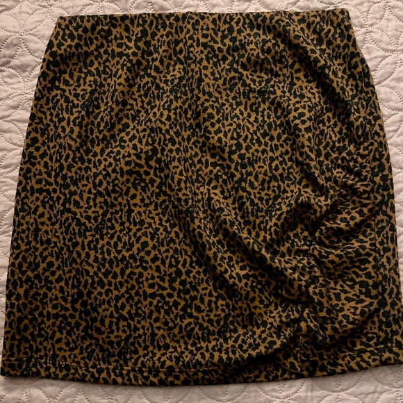 Urban Outfitters Kinsley  Ruched Pull-On Mini Skirt Size S - Picture 4 of 4